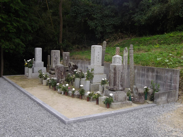 先祖代々のお墓をまとめて五輪塔を建立しました