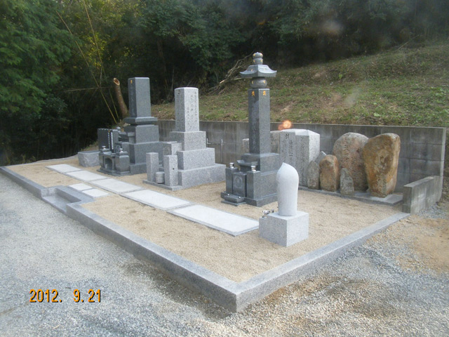 先祖代々のお墓をまとめて五輪塔を建立しました