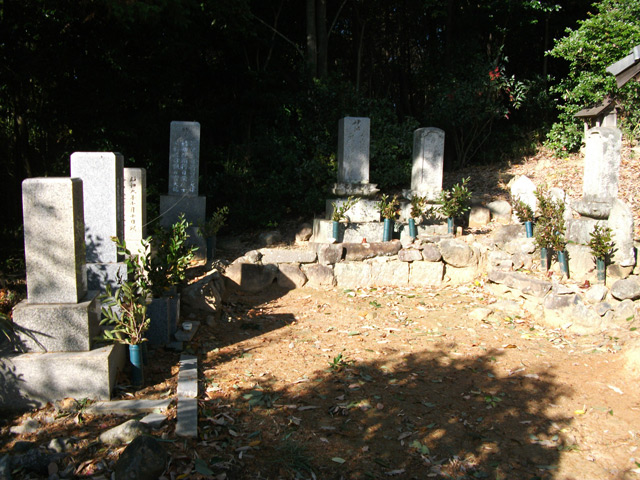 お墓を移転、合祀して五輪塔と囲いを設置しました