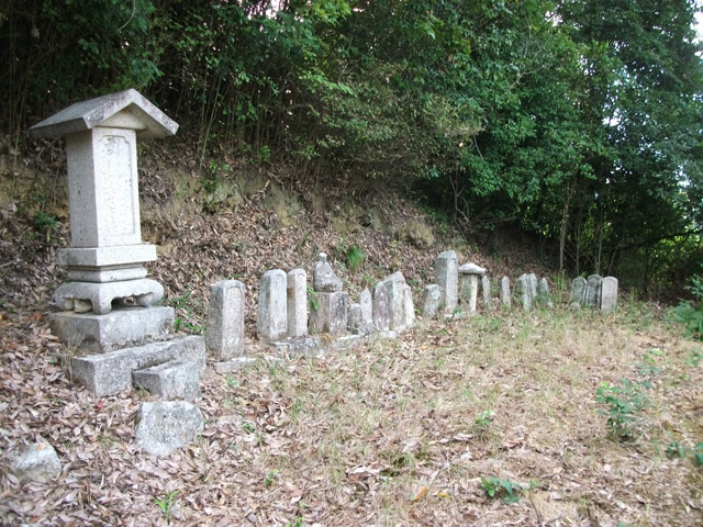 お墓を合祀し五輪塔と石の囲いを設置しました