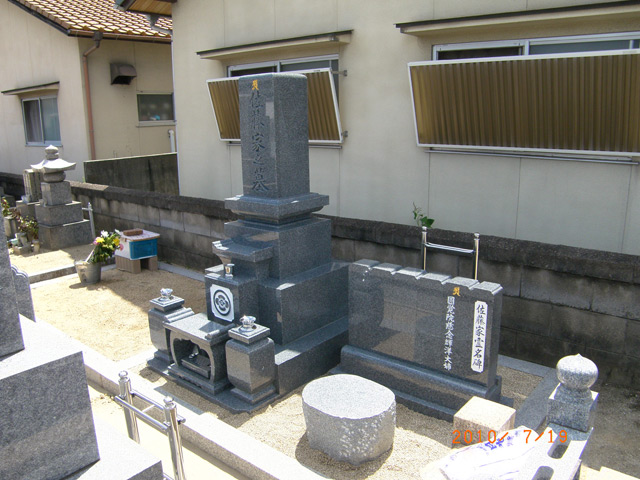 墓石と墓誌を新しく建立しました