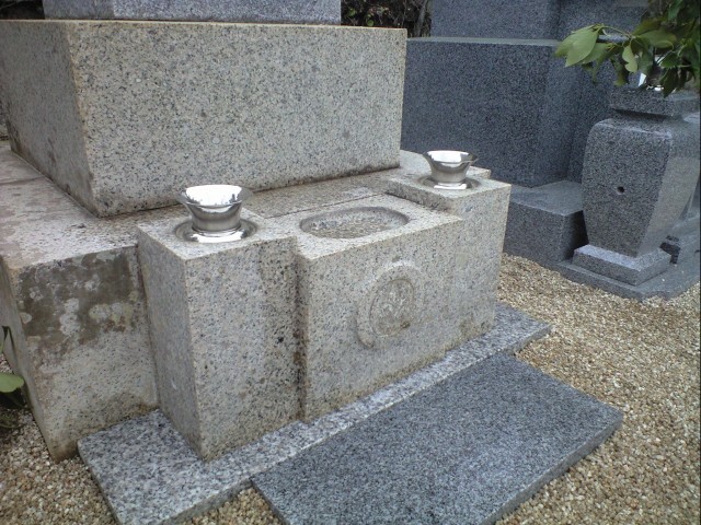 今あるお墓の花立を加工しました