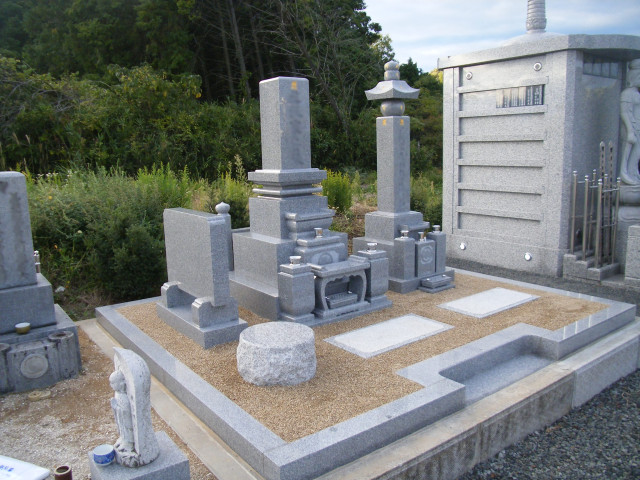 ご先祖様のお墓を整理し供養塔・代々墓を建立しました