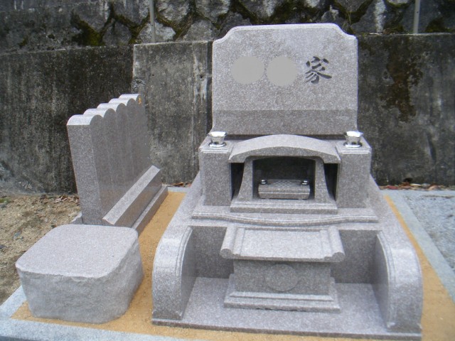 優しい色の石で建立して頂きました。