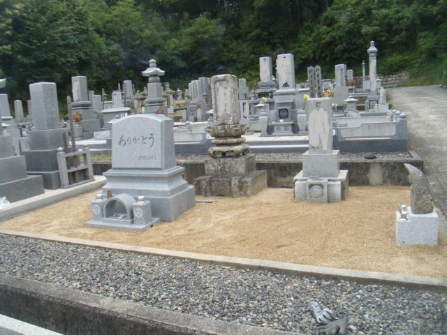 古墓の傾き直しをしてデザイン墓石を建立して頂きました。