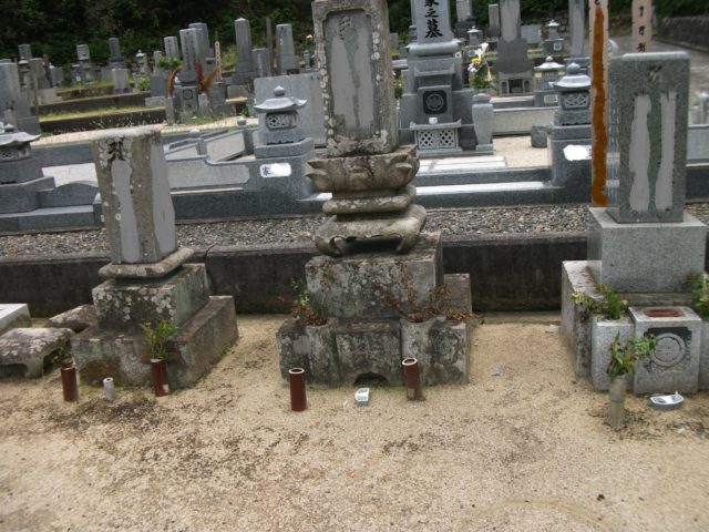 古墓の傾き直しをしてデザイン墓石を建立して頂きました。