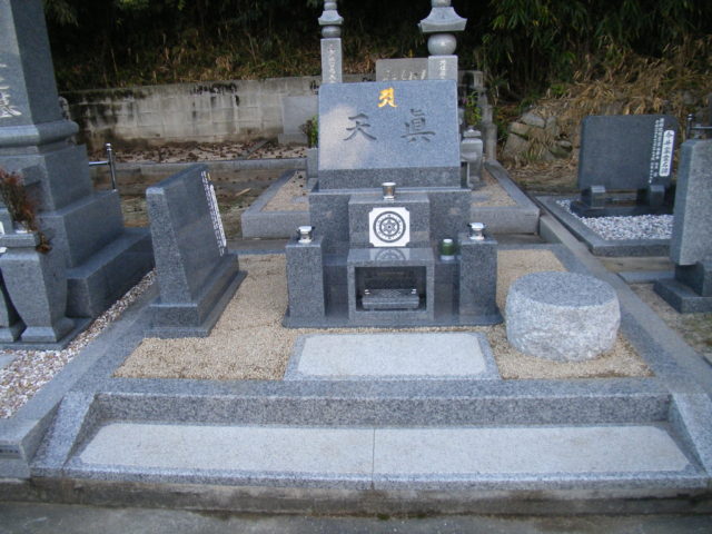 奥様のご希望でデザイン墓石を設置して頂きました。