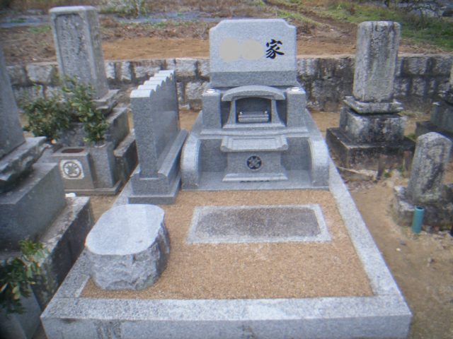 墓地にぴったりのお墓を建てさせて頂きました。