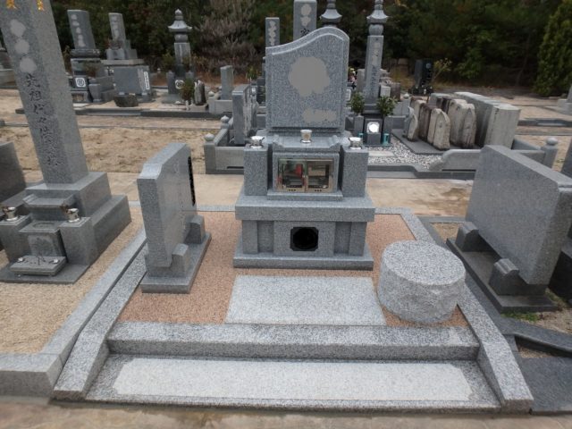 西江原霊園にデザイン墓石を設置させて頂きました。