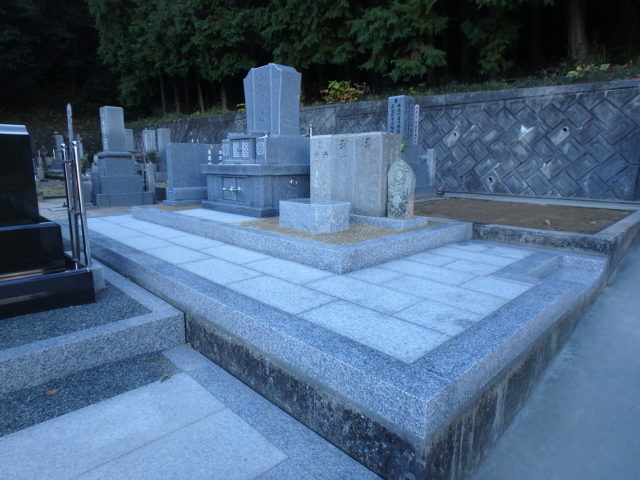 旧墓地から新墓地へのお引越しと新墓石を設置して頂きました。