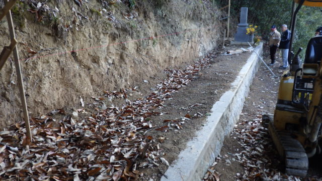 墓地造成からデザイン墓石を設置して頂きました。