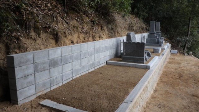 墓地造成からデザイン墓石を設置して頂きました。