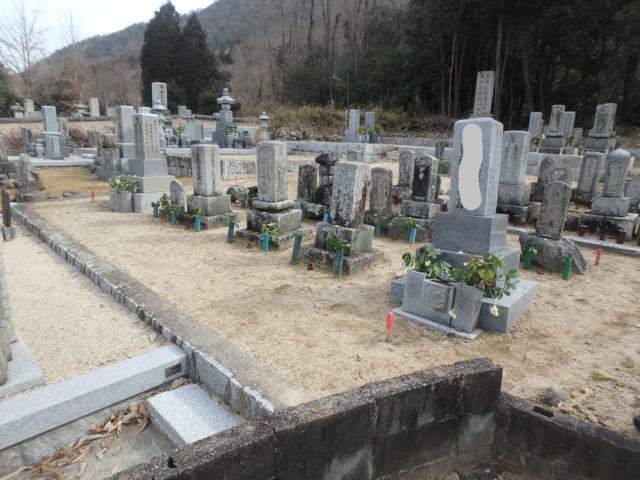 ご先祖様のお墓を整理し、石の囲いを設置しました