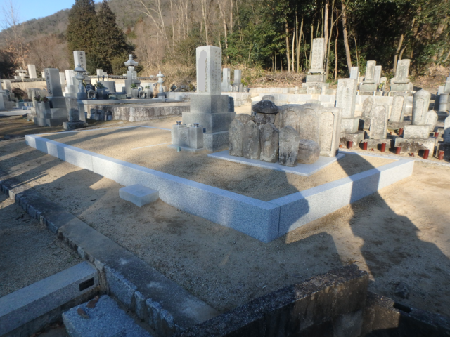 ご先祖様のお墓を整理し、石の囲いを設置しました