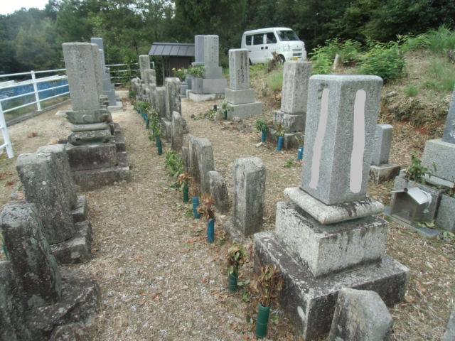 ご先祖様のお墓を整理し、ブロックを設置しました