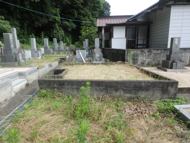 板張り施工をし、デザイン墓石を設置しました