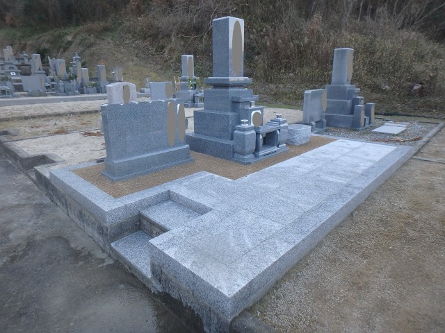 墓石と外柵（通路張石）をさせて頂きました。