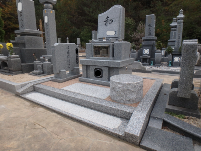 デザイン墓石とオープン型の石の囲いを設置しました