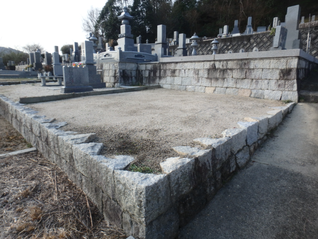 墓地の通路を舗装しました