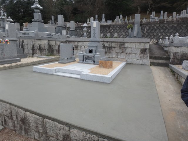 墓地の通路を舗装しました