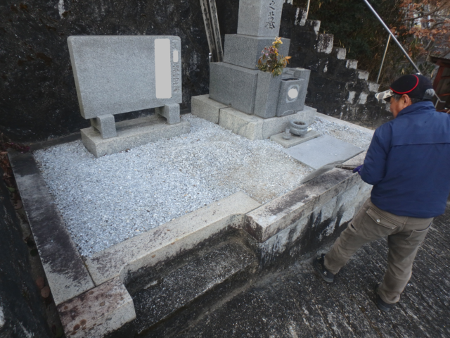 安全にお参りができるようにフェンスを設置しました