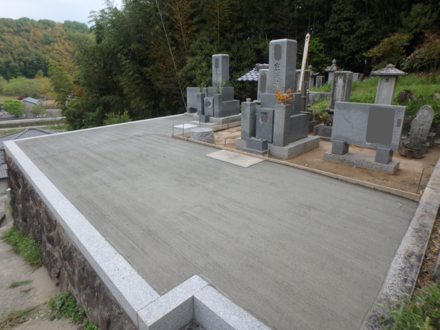 墓地の通路を舗装しました