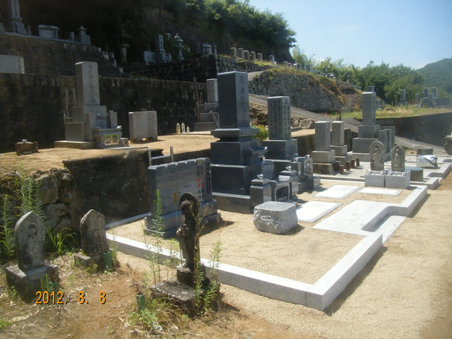 お墓の新設時に石の囲いを設置しました