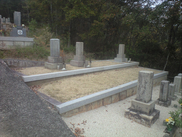 お墓と墓誌を建立し草の生えにくい土を入れました