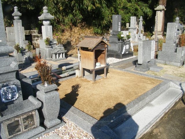 奥様のご希望でデザイン墓石を設置して頂きました。