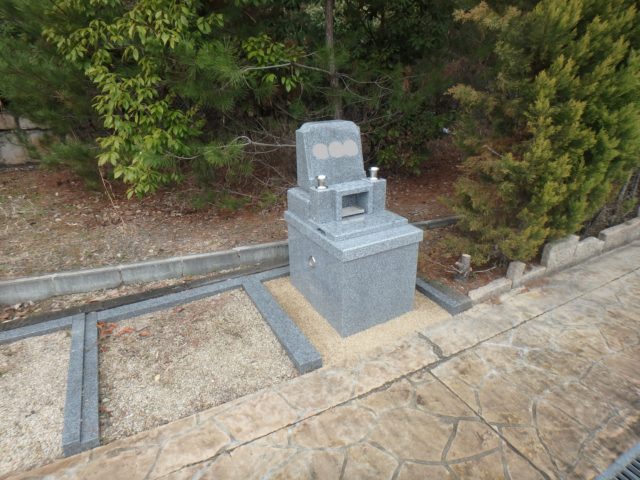 西江原霊園にデザイン墓石を設置させて頂きました。