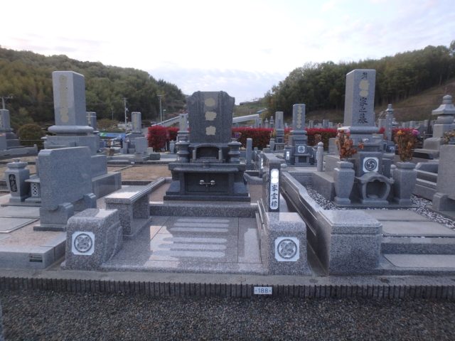 霊園にデザイン墓石を建立させて頂きました。