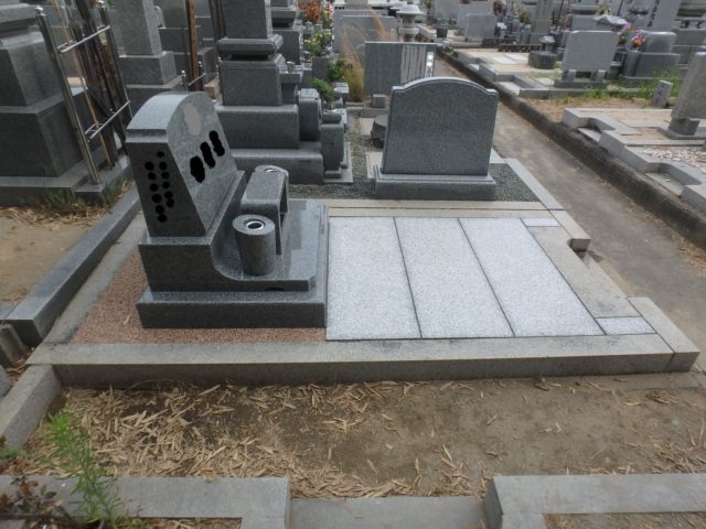 デザイン墓石を張り石、ストーンレジンの施工させて頂きました。