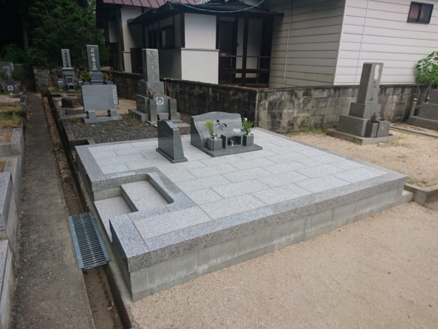 板張り施工をし、デザイン墓石を設置しました