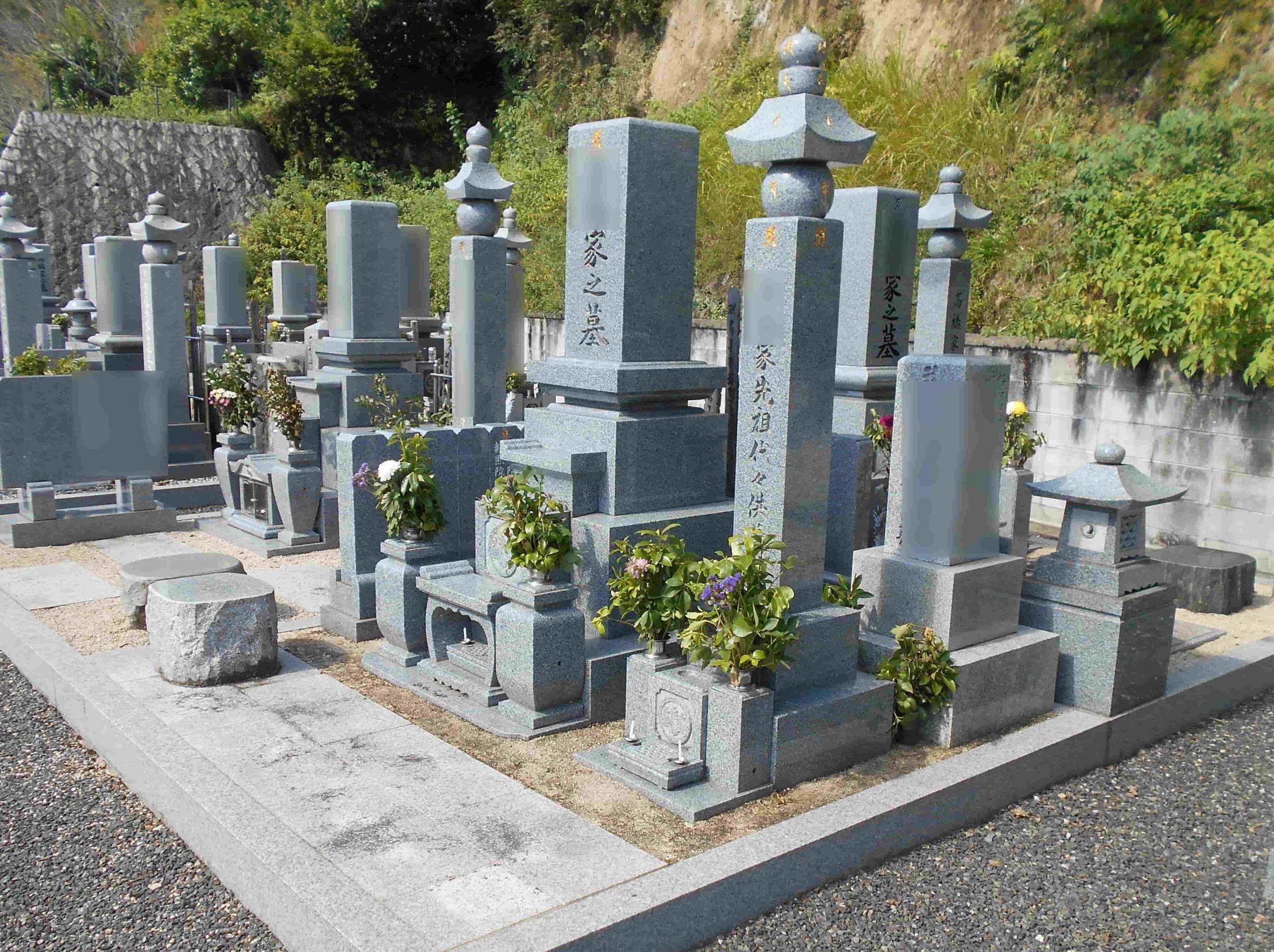 長年のお参りの負担を解消し、通いやすい場所へお墓を移転 / 芳井町