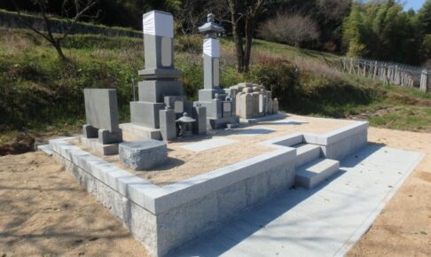 旧墓地から新墓地へ移転し、代々墓をリフォームし供養塔を建立