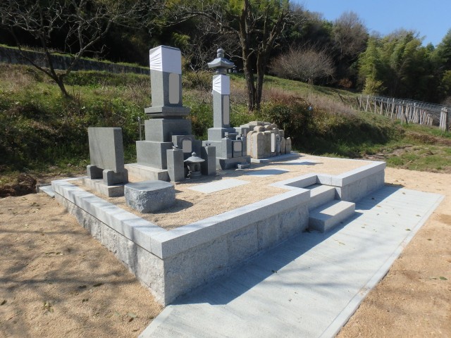 旧墓地から新墓地へ移転し、代々墓をリフォームし供養塔を建立