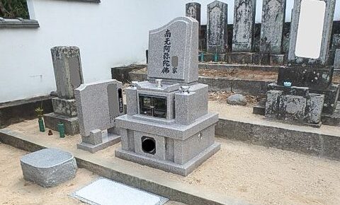 石の表情を活かした、落ち着きのあるデザイン墓石
