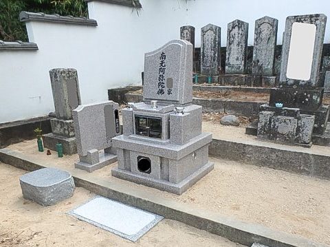 石の表情を活かした、落ち着きのあるデザイン墓石
