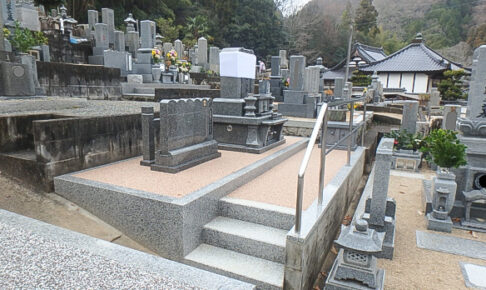 お墓に手すりを設置し、これからもお参りしやすいお墓へ