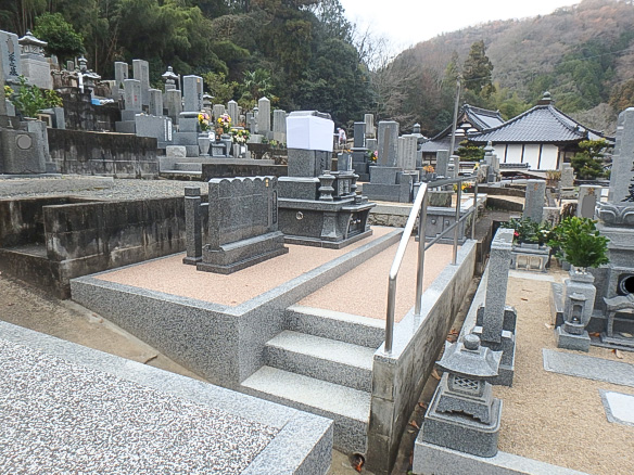お墓に手すりを設置し、これからもお参りしやすいお墓へ