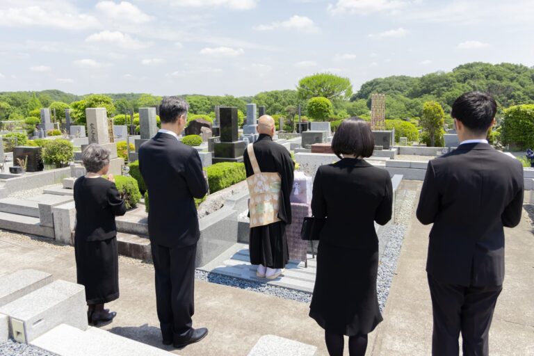 お墓の費用は誰が払うの？兄弟での分担や払えないときの対処法