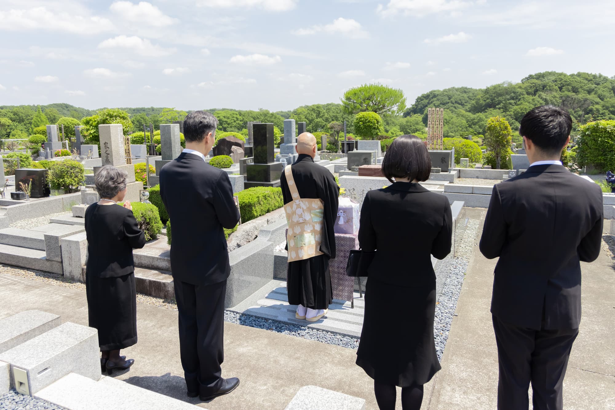 お墓の費用は誰が払うの？兄弟での分担や払えないときの対処法